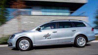 Erprobungsfahrzeug VW Passat zur Fahrer- und Umfeldbeobachtung im realen öffentlichen Straßenverkehr