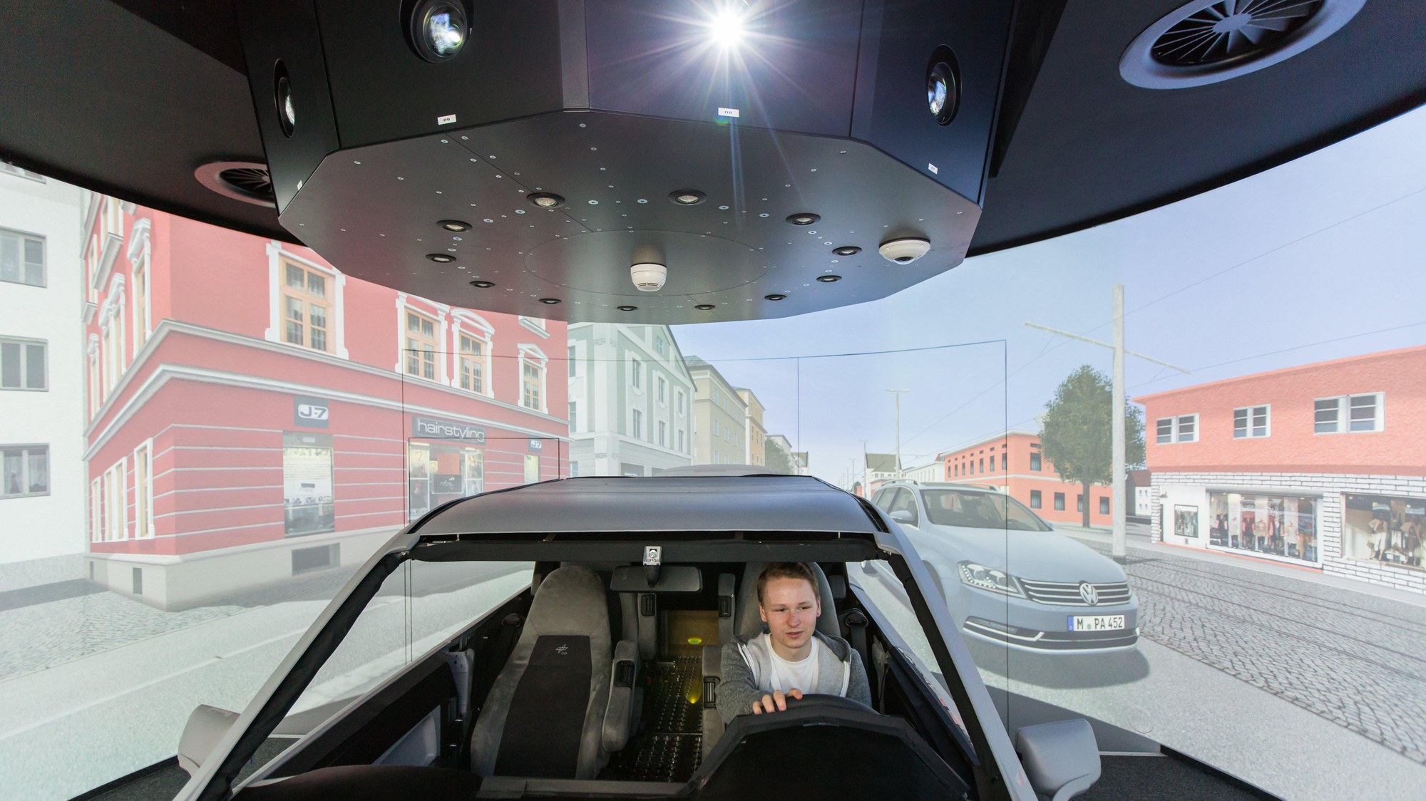 Das Labor verfügt über die Möglichkeit einer 360°-Darstellung der virtuellen Welt.