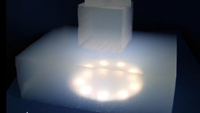 Mit Licht durchflutetes Silika-Aerogel