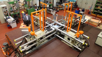 Biaxiale Prüfung einer Kreuzprobe mit 560 mm x 925 mm Prüffeld unterstützt durch digitale Bildkorrelation