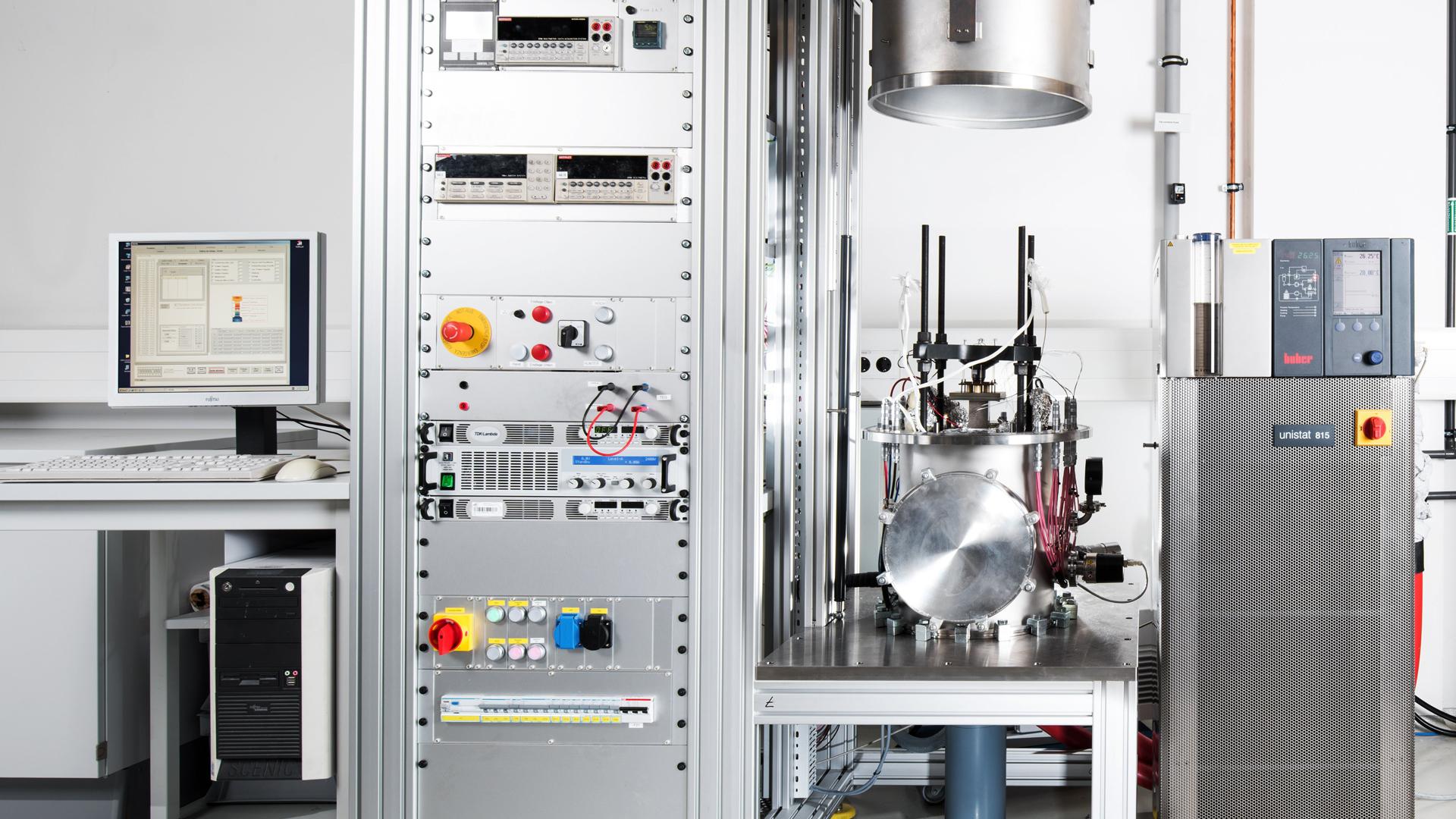 Messanlage zur Bestimmung des Wirkungsgrades thermoelektrischer Module mit geöffnertem Rezipienten (rechts)