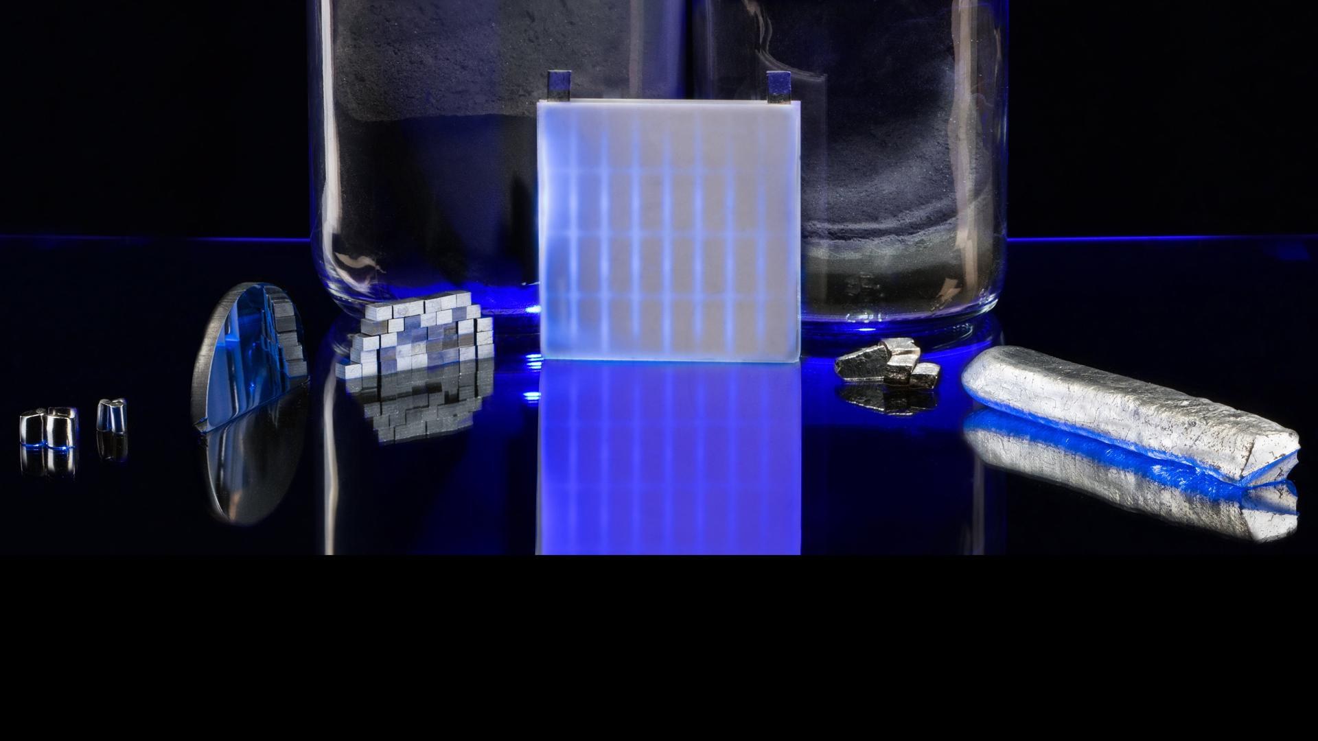 Entwicklungsschritte eines thermoelektrischen Moduls: Von den Ausgangselementen (rechts) über Pulvermaterial (Mitte hinten) und Halbzeugen (links) zum Modul (Mitte vorn)