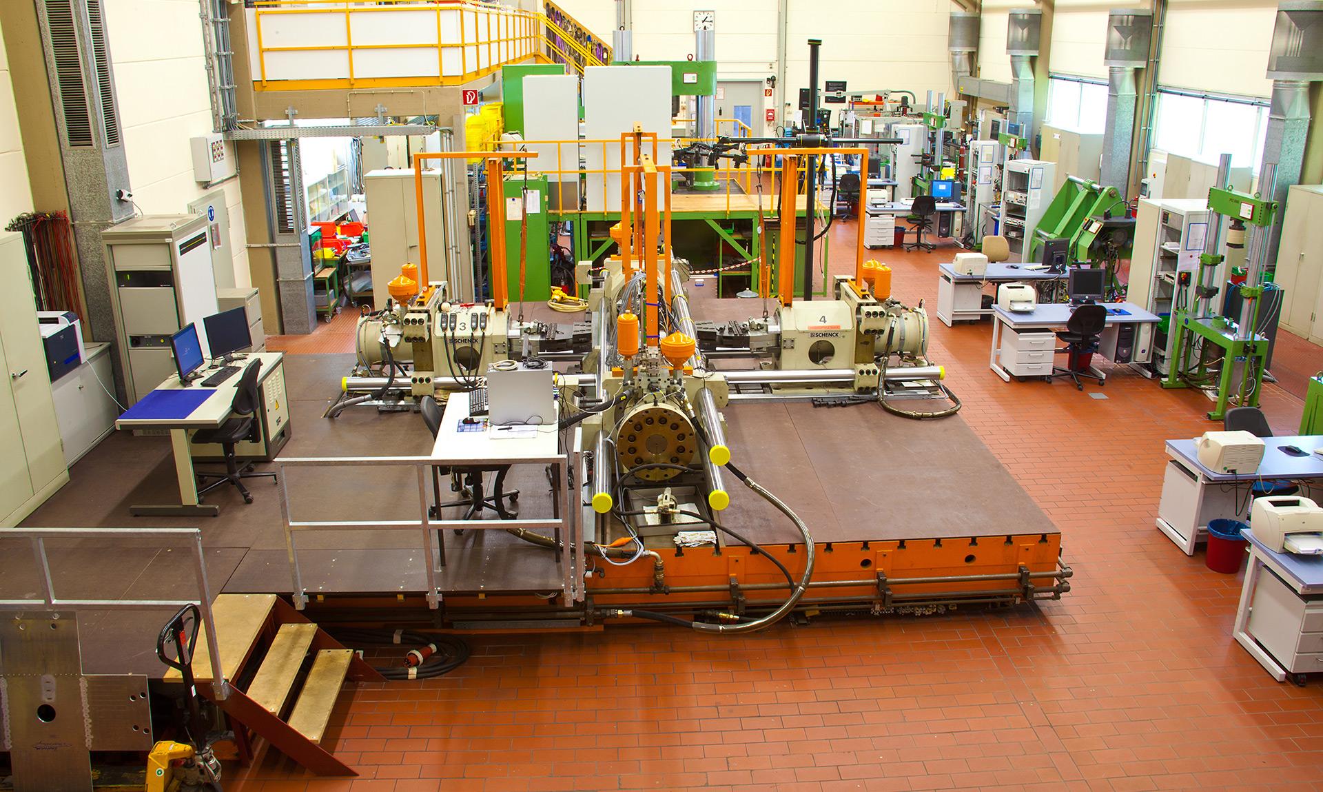 Innenansicht Versuchshalle der Werkstoffmechanischen Prüfung im Institut für Werkstoff-Forschung