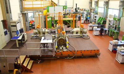 Innenansicht Versuchshalle der Werkstoffmechanischen Prüfung im Institut für Werkstoff-Forschung