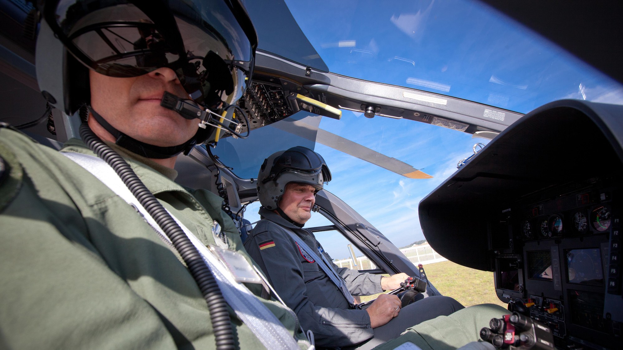 Ian Phillis und Uwe Göhmann im Cockpit des FHS