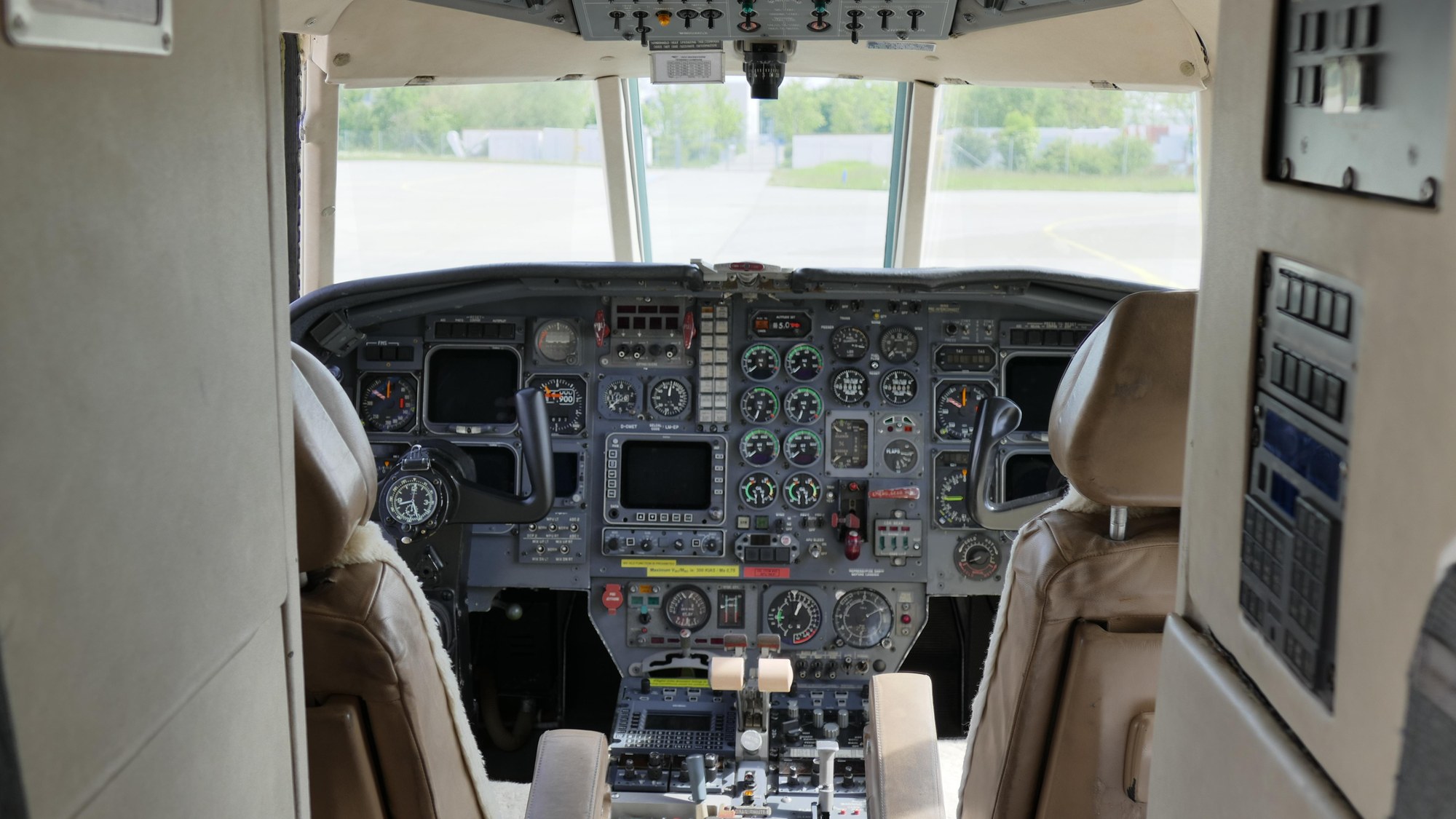 Cockpit des Forschungsflugzeug Falcon 20E-5 (D-CMET)