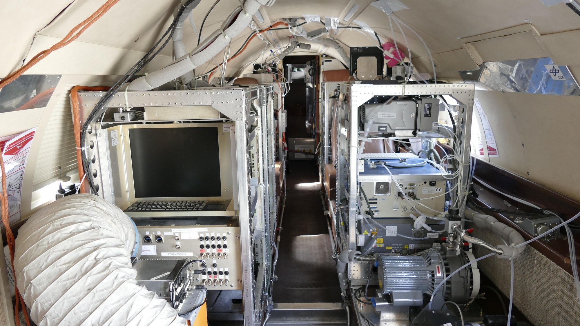 Missionsinstrumentierung in der Kabine des Forschungsflugzeug Falcon 20E-5 (D-CMET)