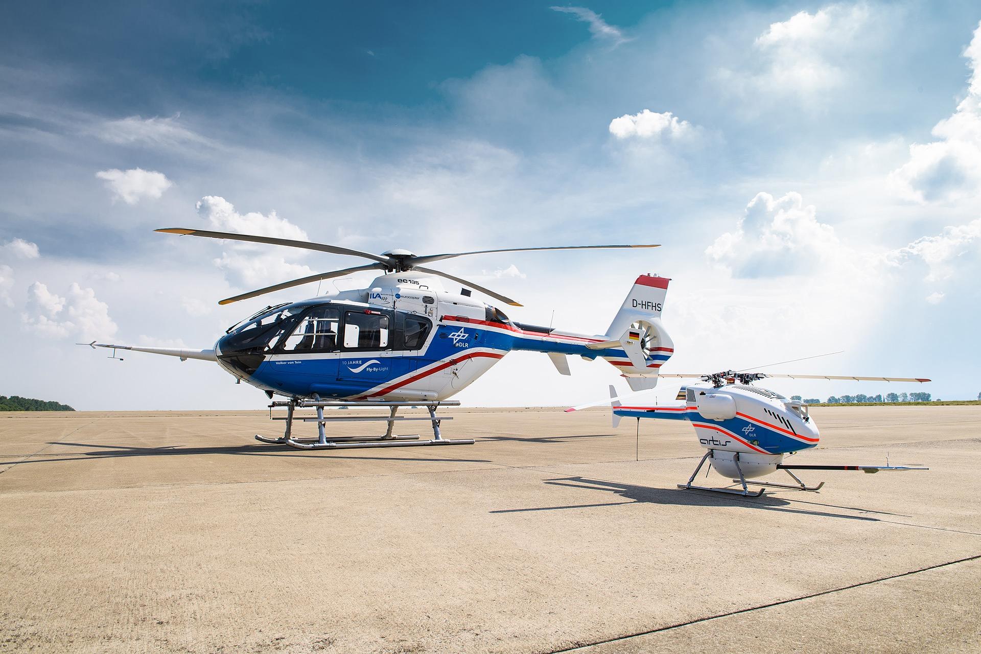 EC 135 FHS und superARTIS auf dem Vorfeld