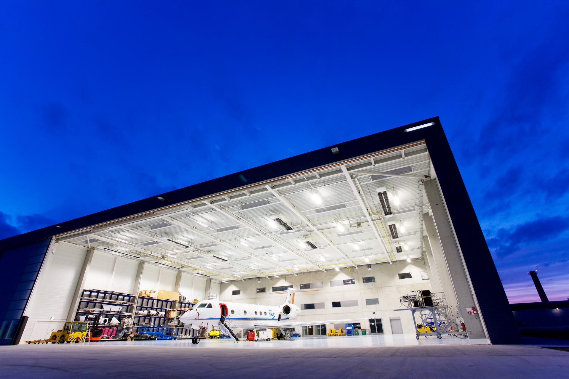 HALO im Hangar