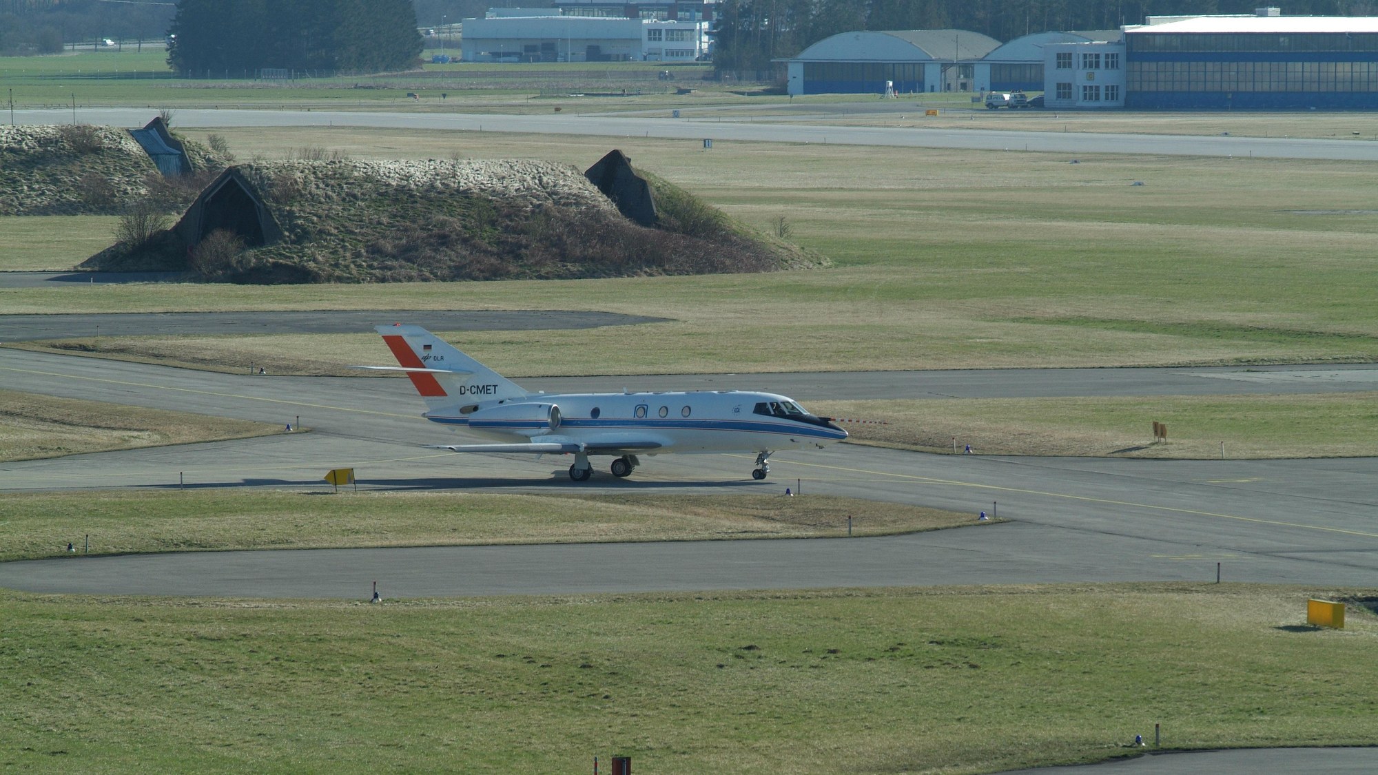 Die Falcon 20E rollt zur Startbahn.