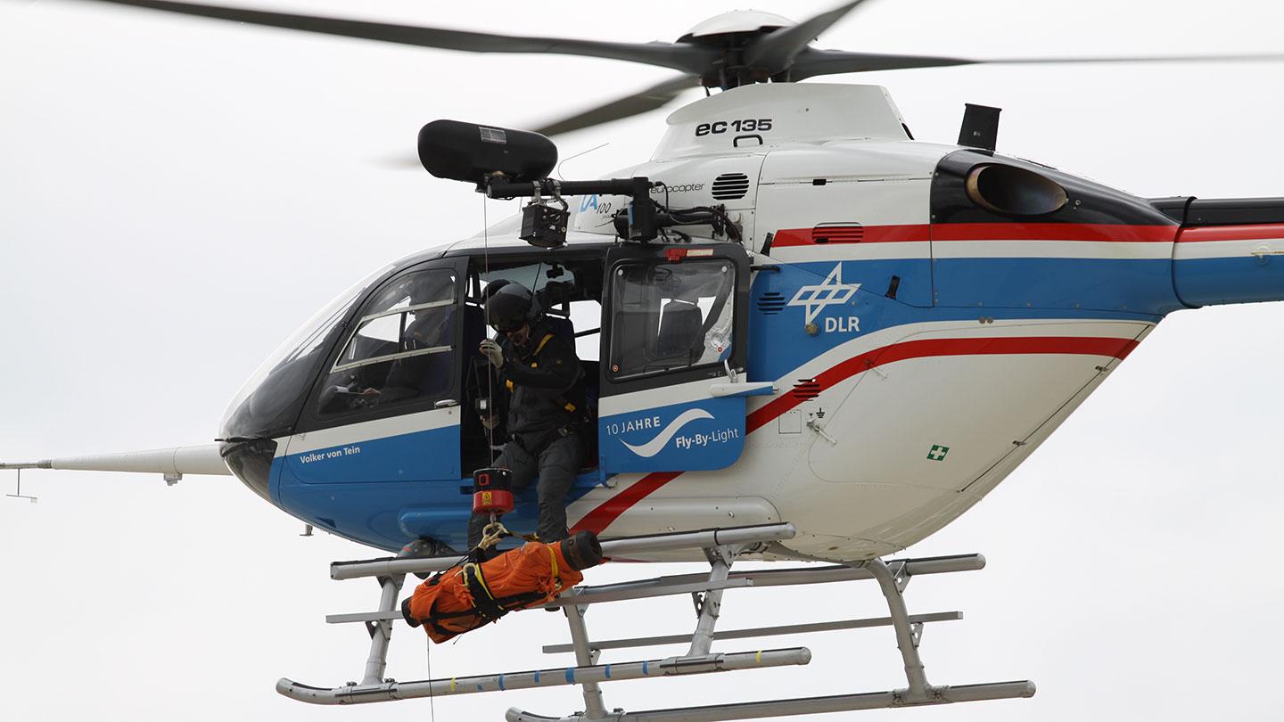 Hubschrauber mit Außenlast in Form einer Dummy-Puppe