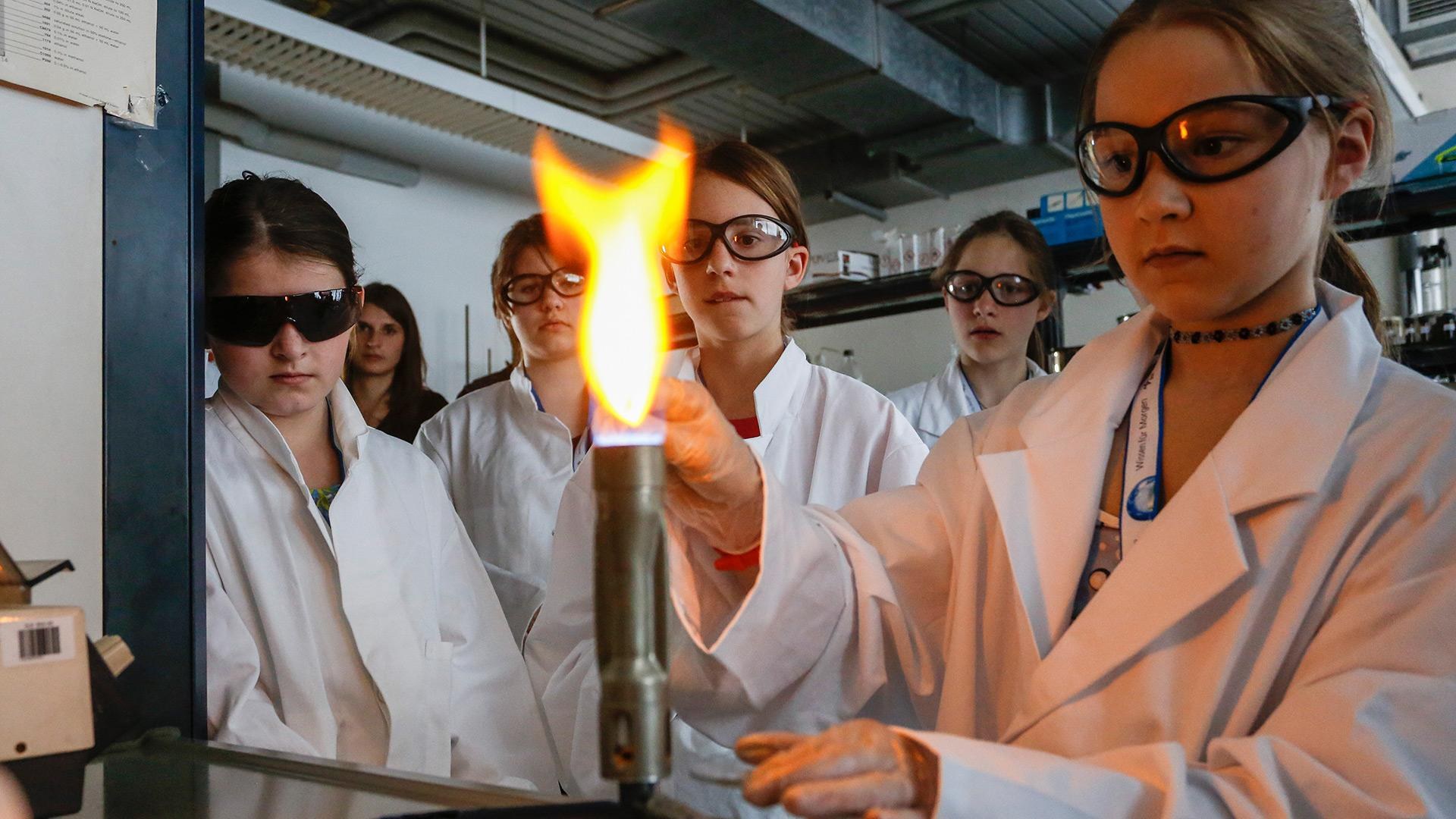 In den DLR_School_Labs sind täglich Schulklassen zu Besuch. Darüber hinaus öffnen viele DLR-Standorte am Girls’Day ihre Türen, damit Mädchen und junge Frauen einen Einblick in technische Berufe erhalten.