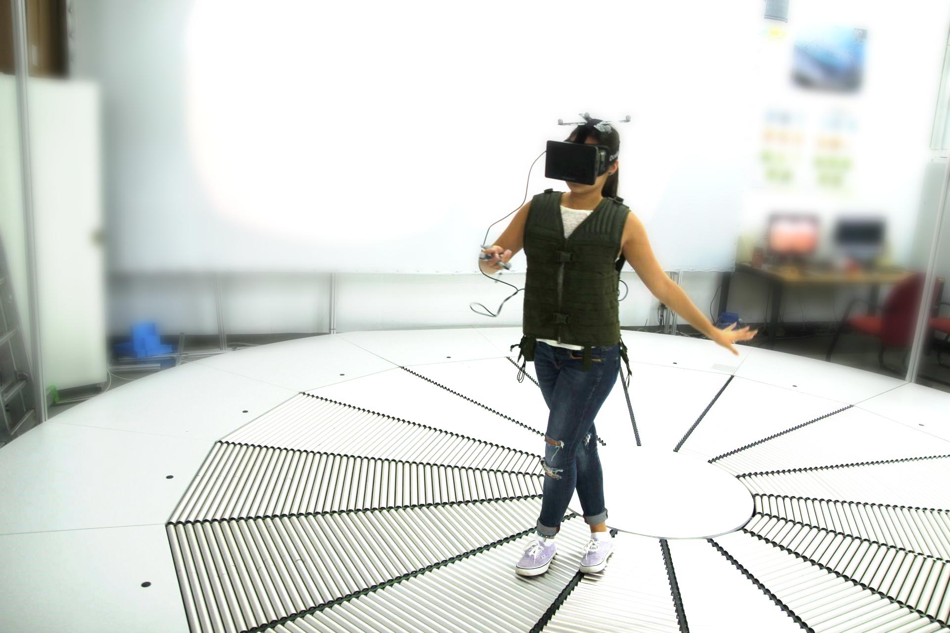 Schüler erleben mit VR-Brille und Sensoren ausgestattet im Schülerlabor des DLR_School_Lab RWTH Aachen eine Tour über den Mars.