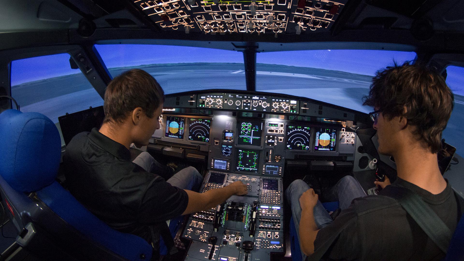 Bei den Sommerschulen des DLR sammeln Studierende wertvolle Praxiserfahrungen. Das Bild zeigt einen Flugsimulator während der alljährlich zusammen mit Universitäten durchgeführten Sommerschule zum Thema Luftfahrt.