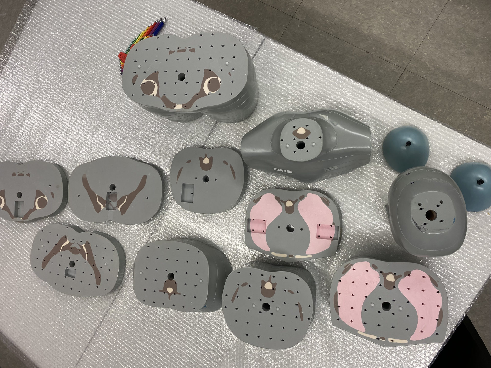 Die Strahlenmesspuppe Helga in Einzelteilen