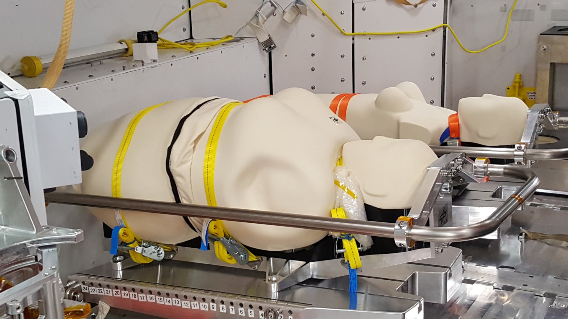 Probesitzen in der Raumkapsel