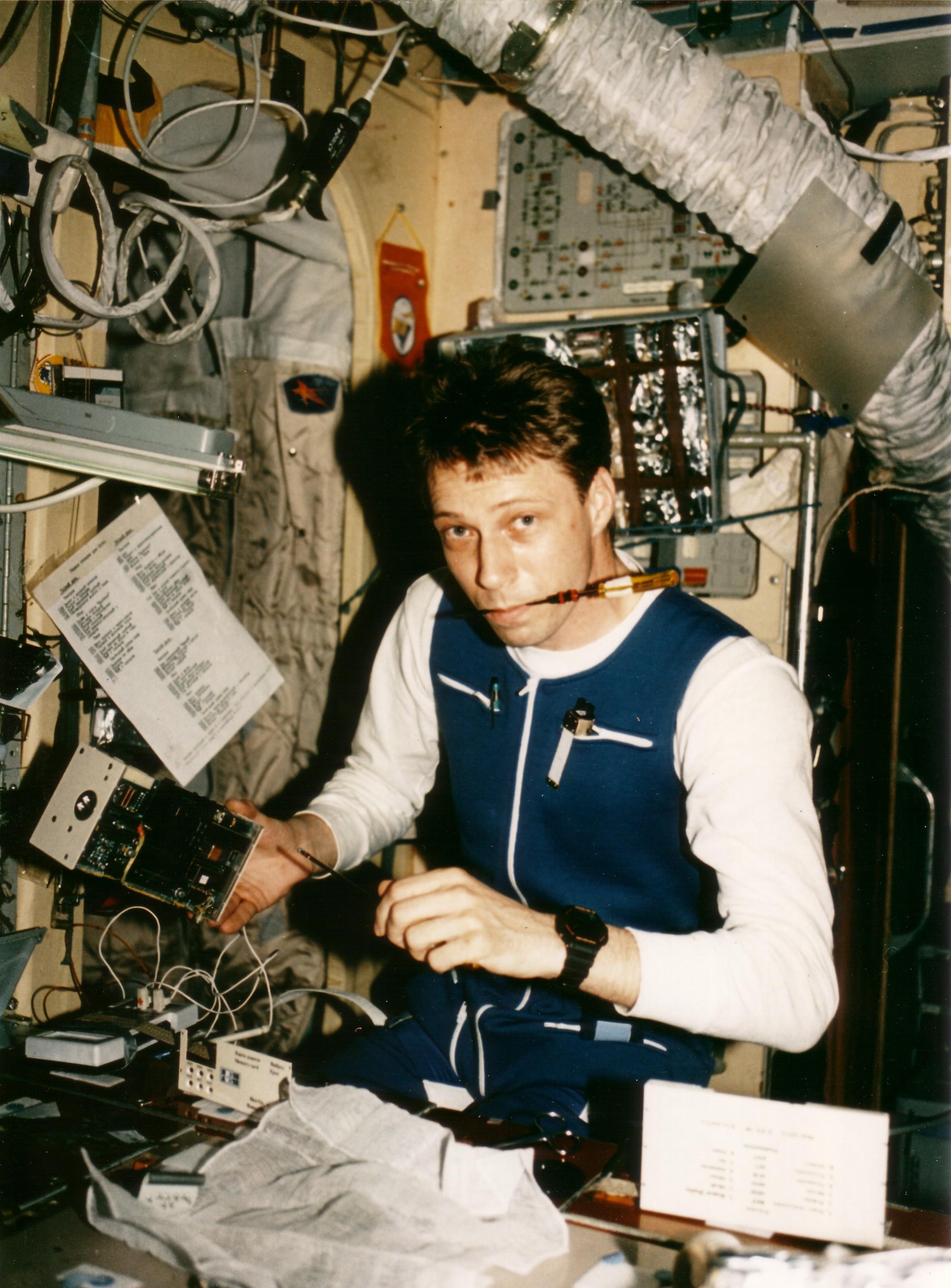 Thomas Reiter bei Wartungsarbeiten auf der Mir