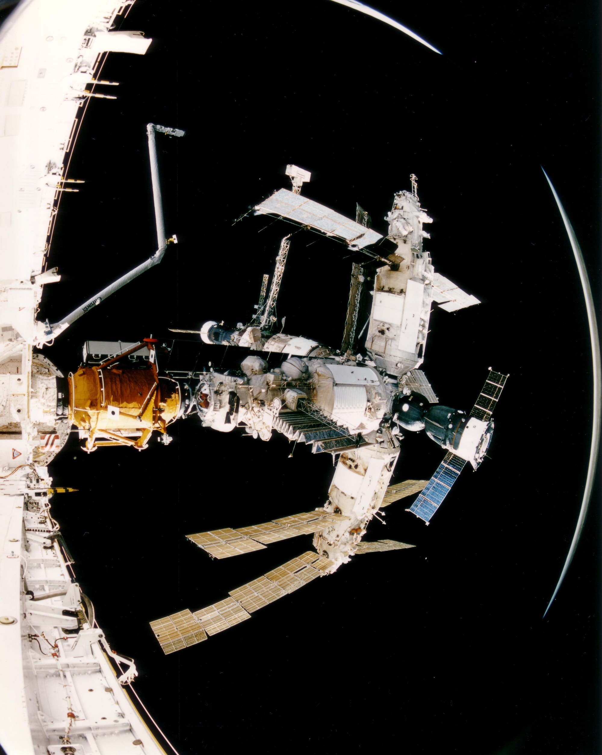 Aus der Raumfähre Atlantis: Blick auf die Mir