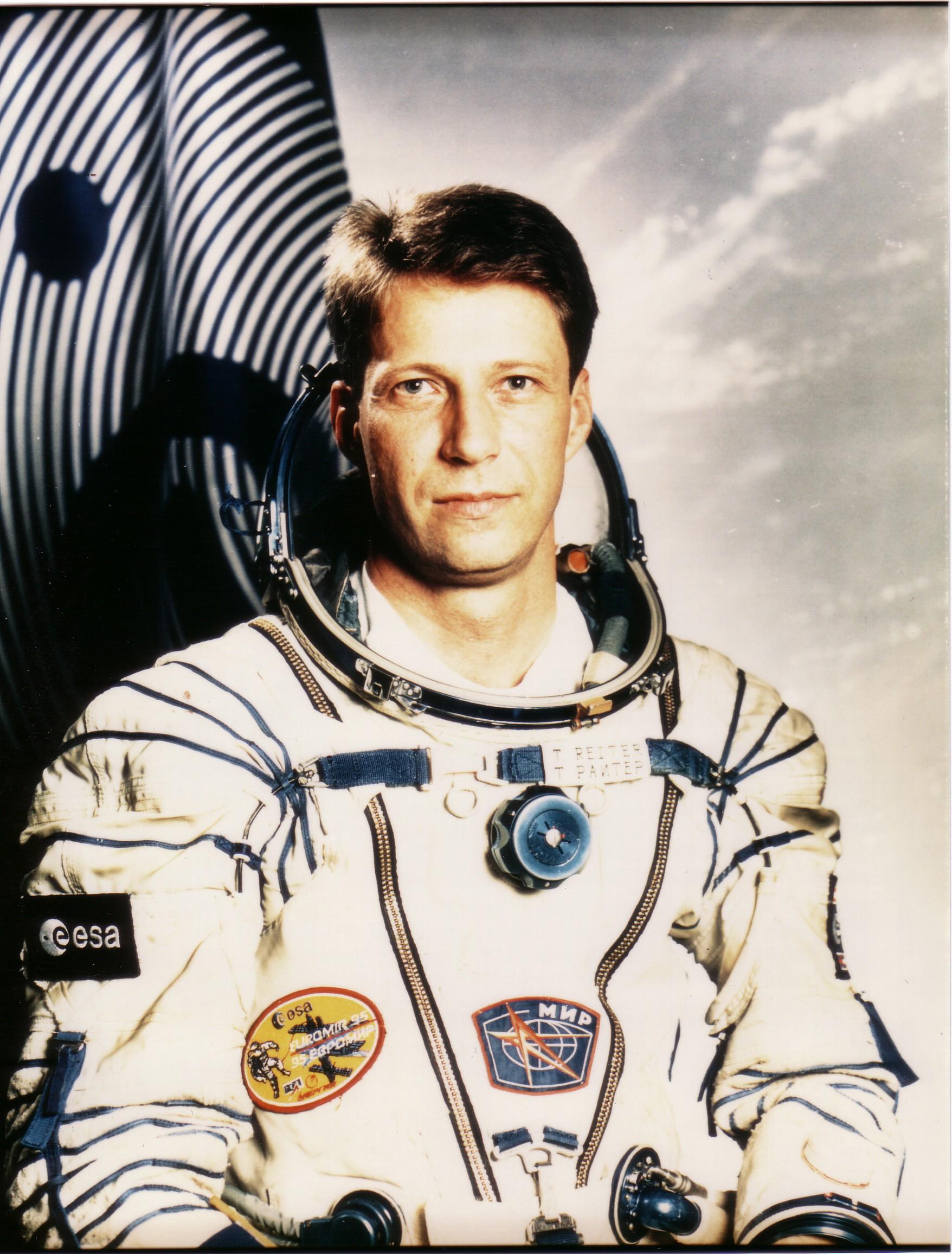 Thomas Reiter im russischen Sokol-Raumanzug