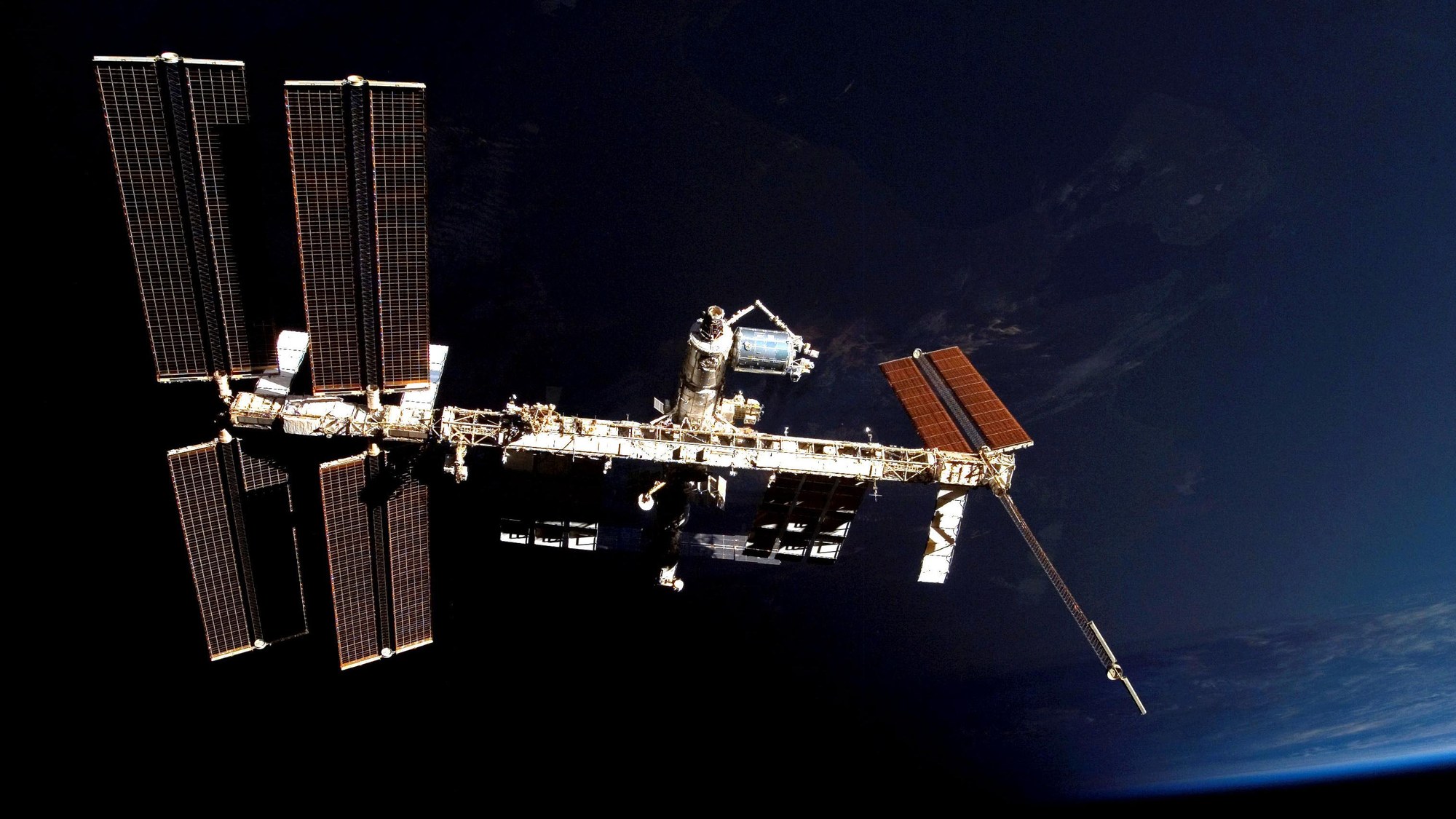 ISS und Columbus-Labor vor der unbeleuchteten Erde