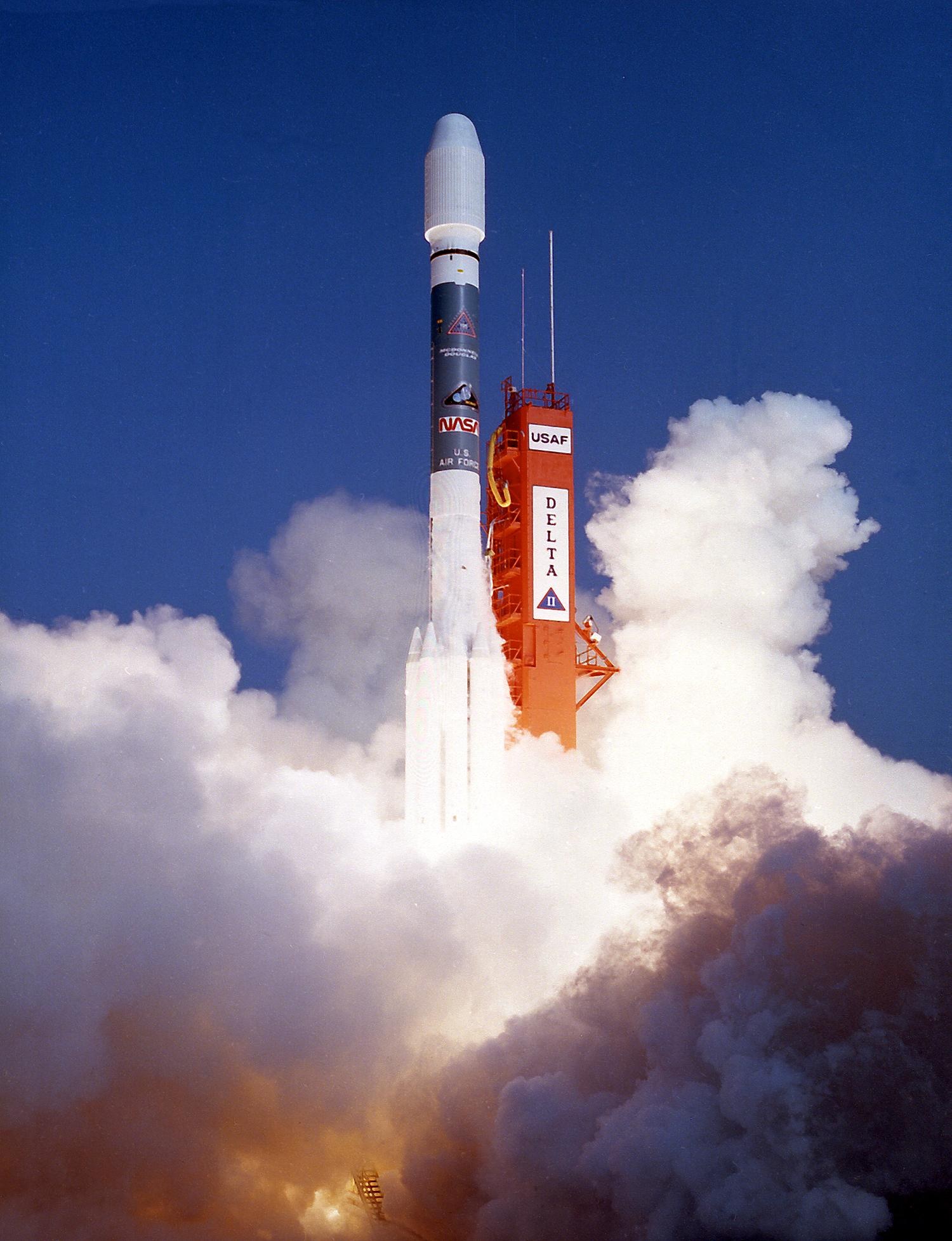 Rosat startete am 1. Juni 1990 an Bord einer Delta-II-Rakete von Cape Canaveral