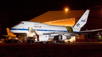 SOFIA während nächtlicher Testmessungen vor dem Hangar in Palmdale