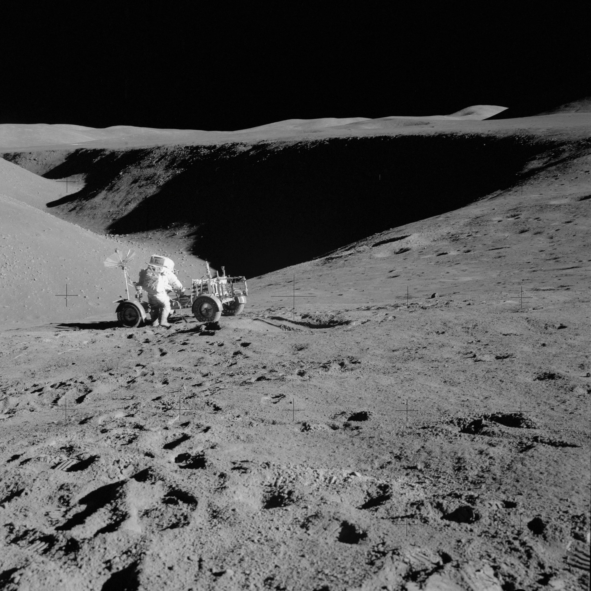 David Scott führt Arbeiten am geparkten Mondrover am Rand der Hadley-Rille durch