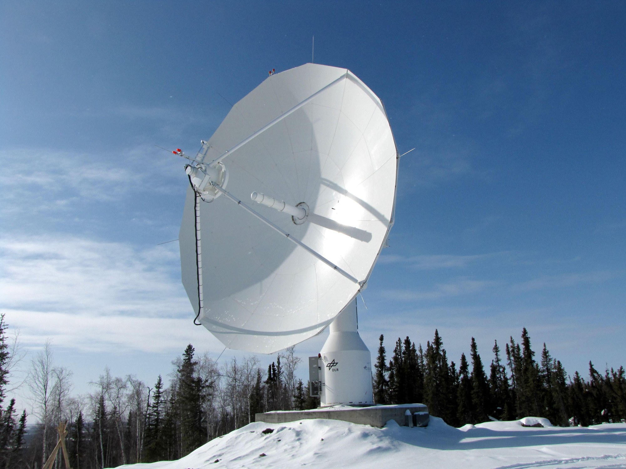 13-Meter-Antenne in Schneelandschaft