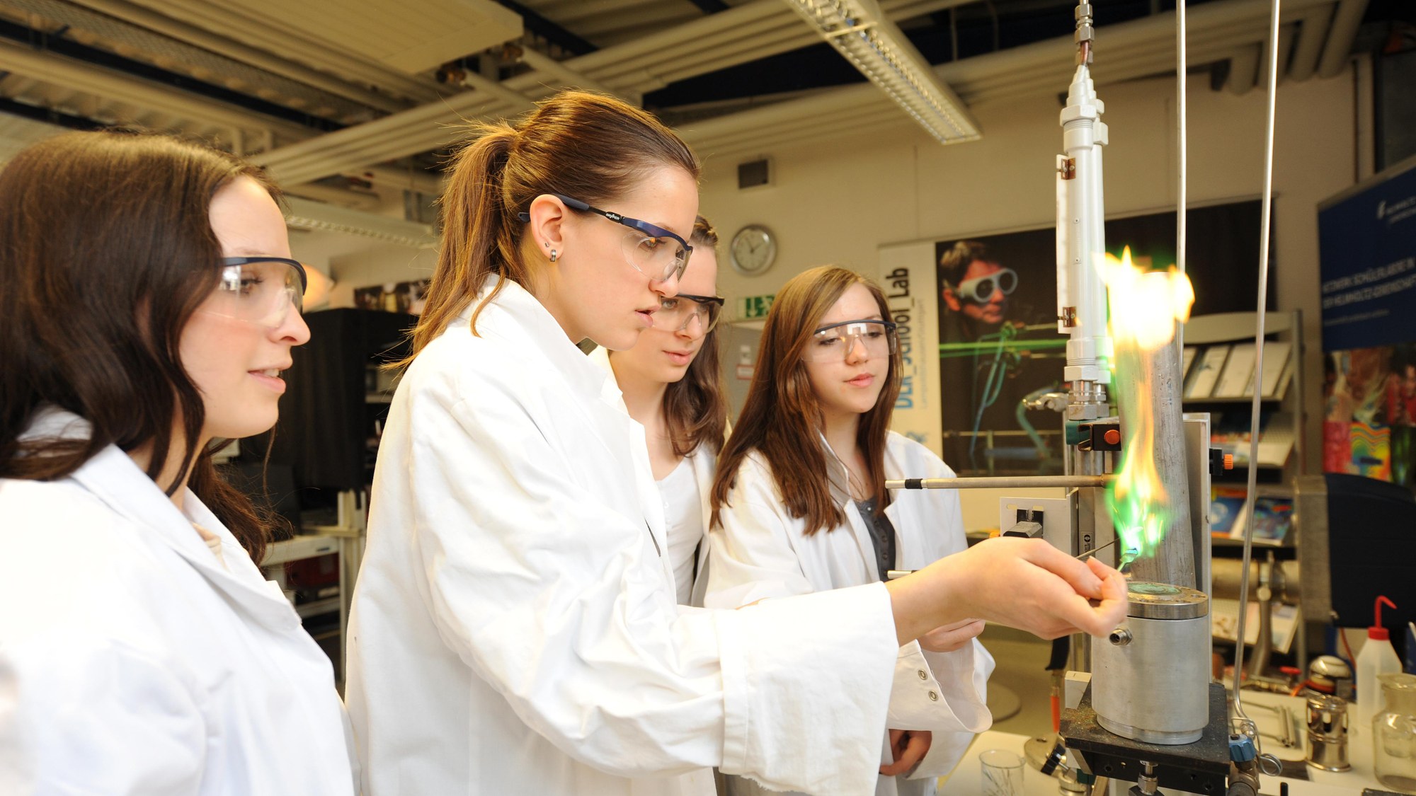 Schülerinnen führen ein Experiment durch