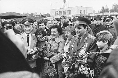 Freudiger Empfang von Sigmund Jähn