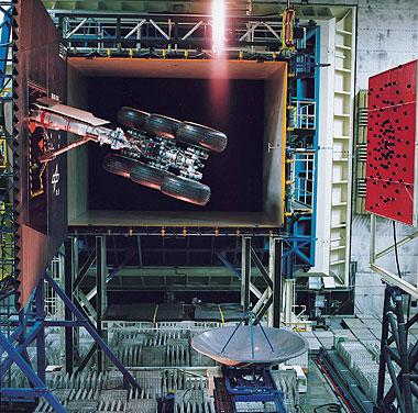 Das Hauptfahrwerk eines Verkehrsflugzeuges im Deutsch-Niederländischen Windkanal (DNW)