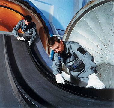 Schwarzer Rumpf - Qualitätskontrolle an der oberen Rumpfschale