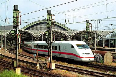 Zug aus Bahnhof - ICE