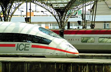 Zug aus Bahnhof - ICE