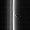 Saturnmond Prometheus mit Band aus Ring-Material