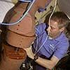Thomas Reiter beim Ausbau der Detektoren aus MATROSHKA