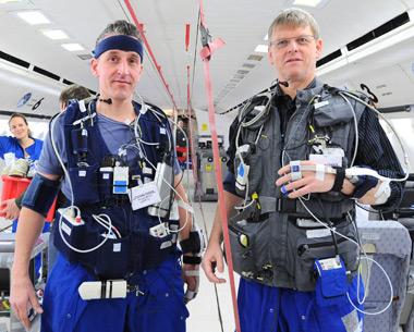 Verkabelt für medizinische Forschung beim Parabelflug