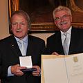 Prof. Gerhard Hirzinger erhält Staatsmedaille durch Martin Zeil