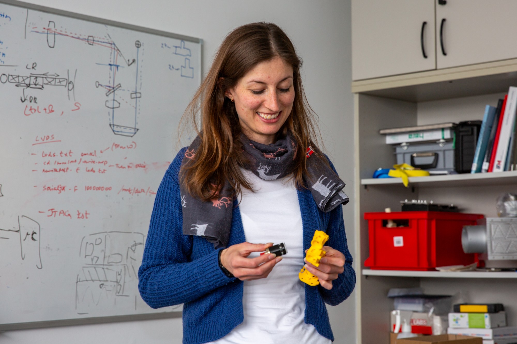Ingenieurin Marie-Theres Hahn in ihrem Büro vor einem Whiteboard.