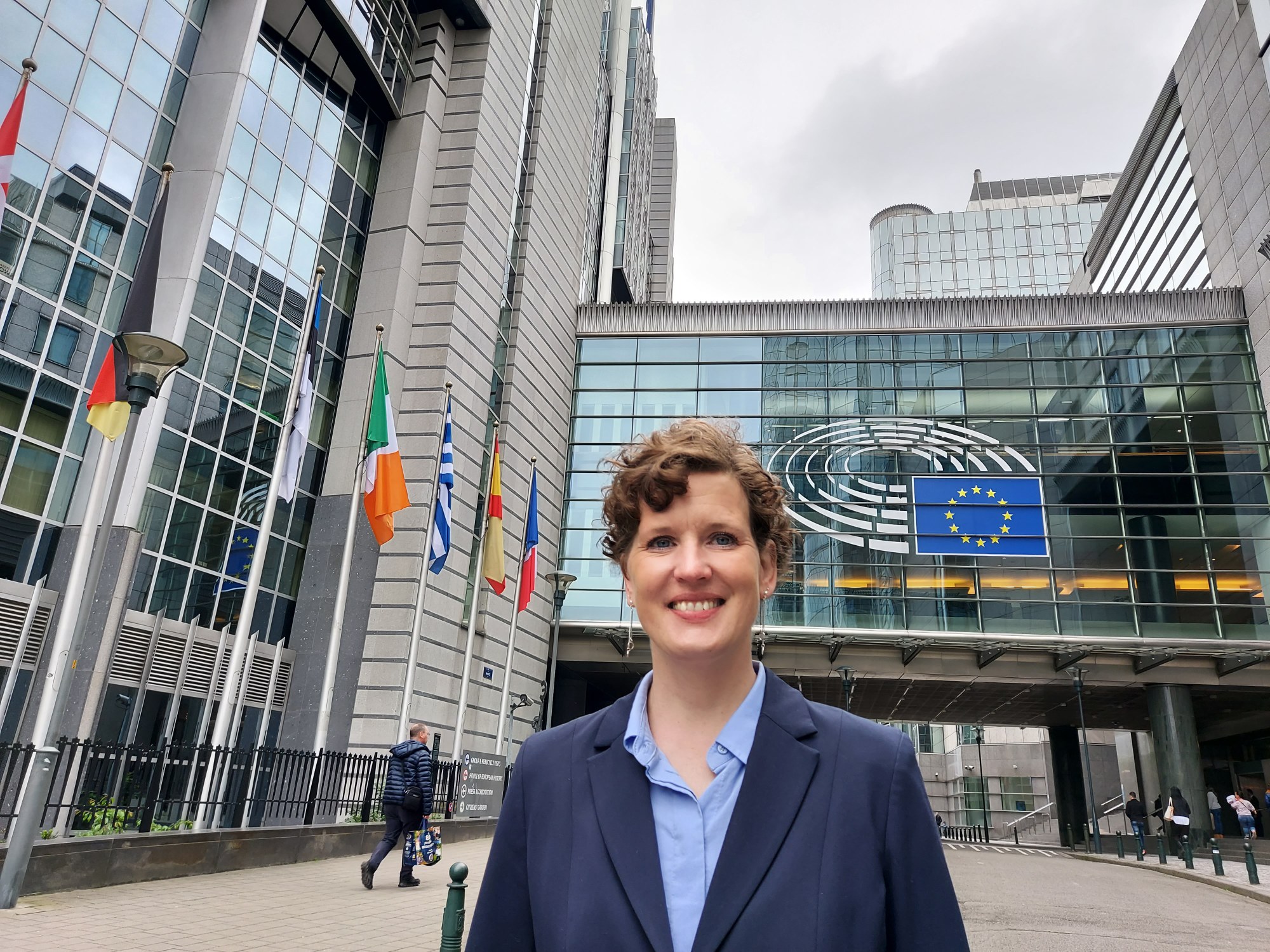 Dr. Maike Brigitte Neuland vor dem EU-Parlament in Brüssel