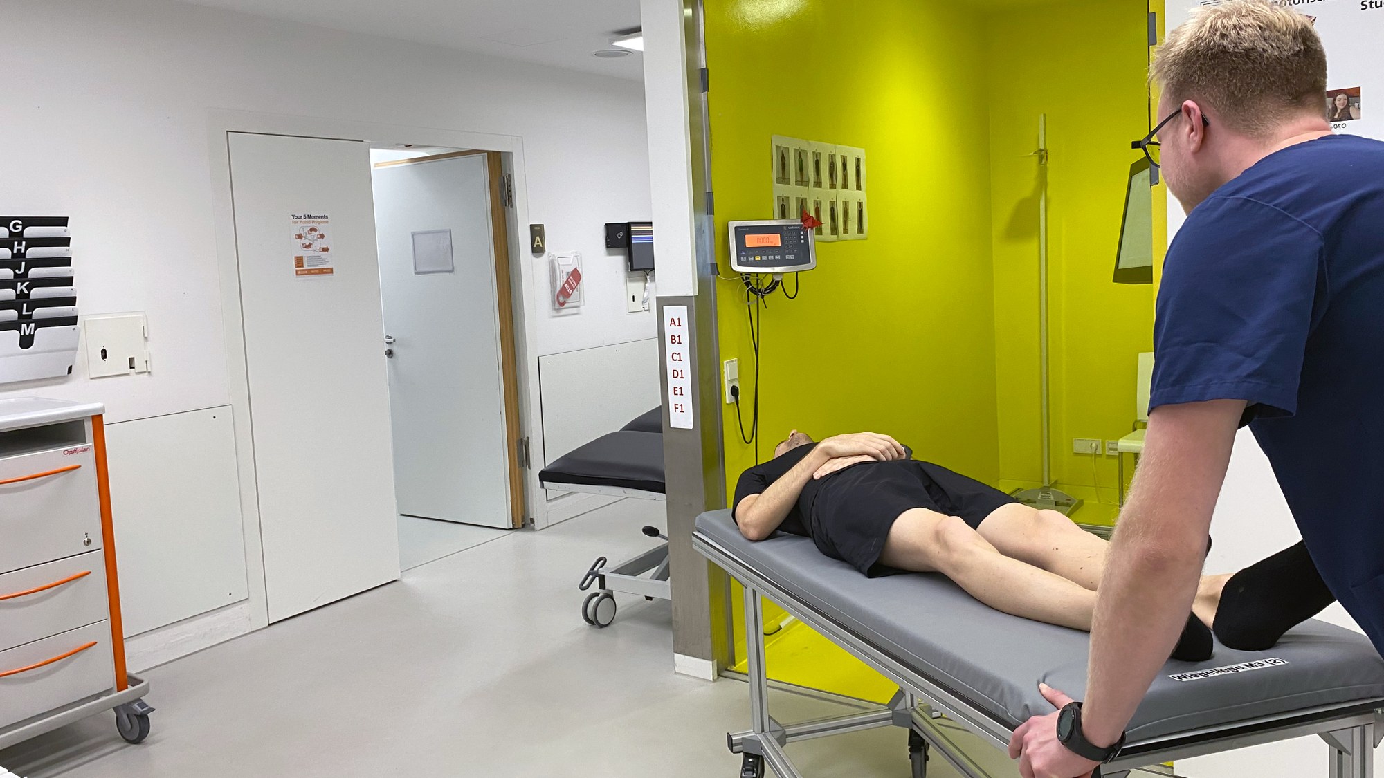 Proband auf dem Weg zur Bettenwaage