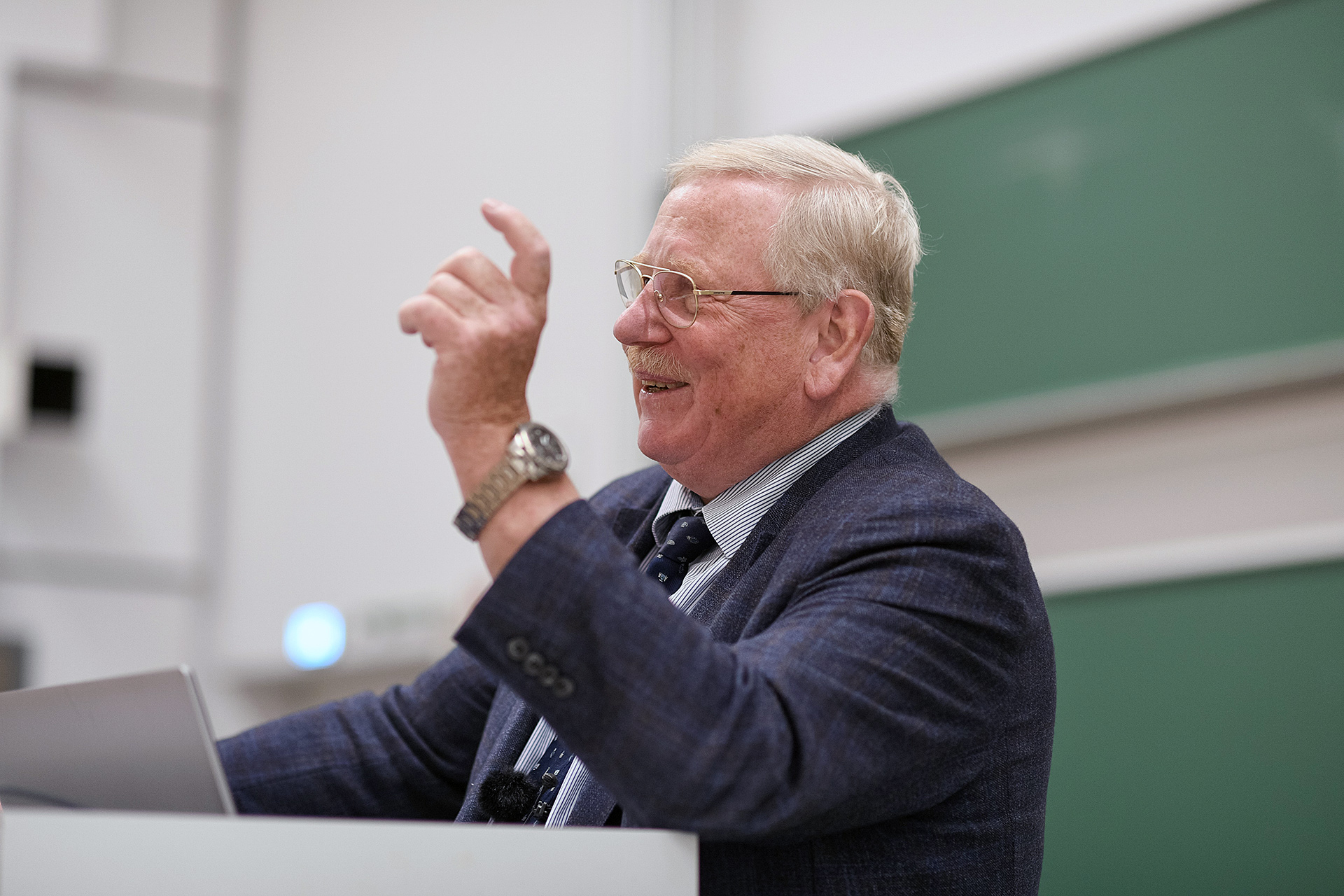 Nobelpreisträger Prof. Reinhard Genzel beim DLR-Astroseminar 2022