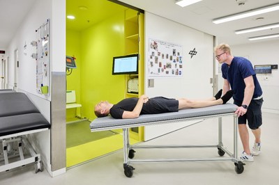 Eine der ersten Aufgaben des Tages: Probandinnen und Probanden kommen auf die Waage