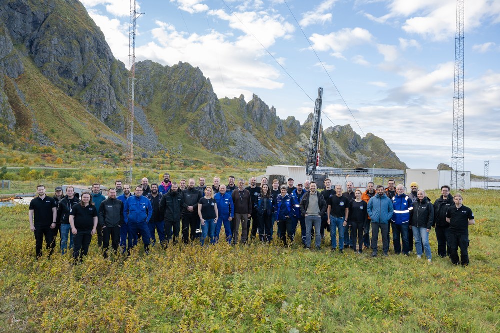 Eine Rakete, viele Hände