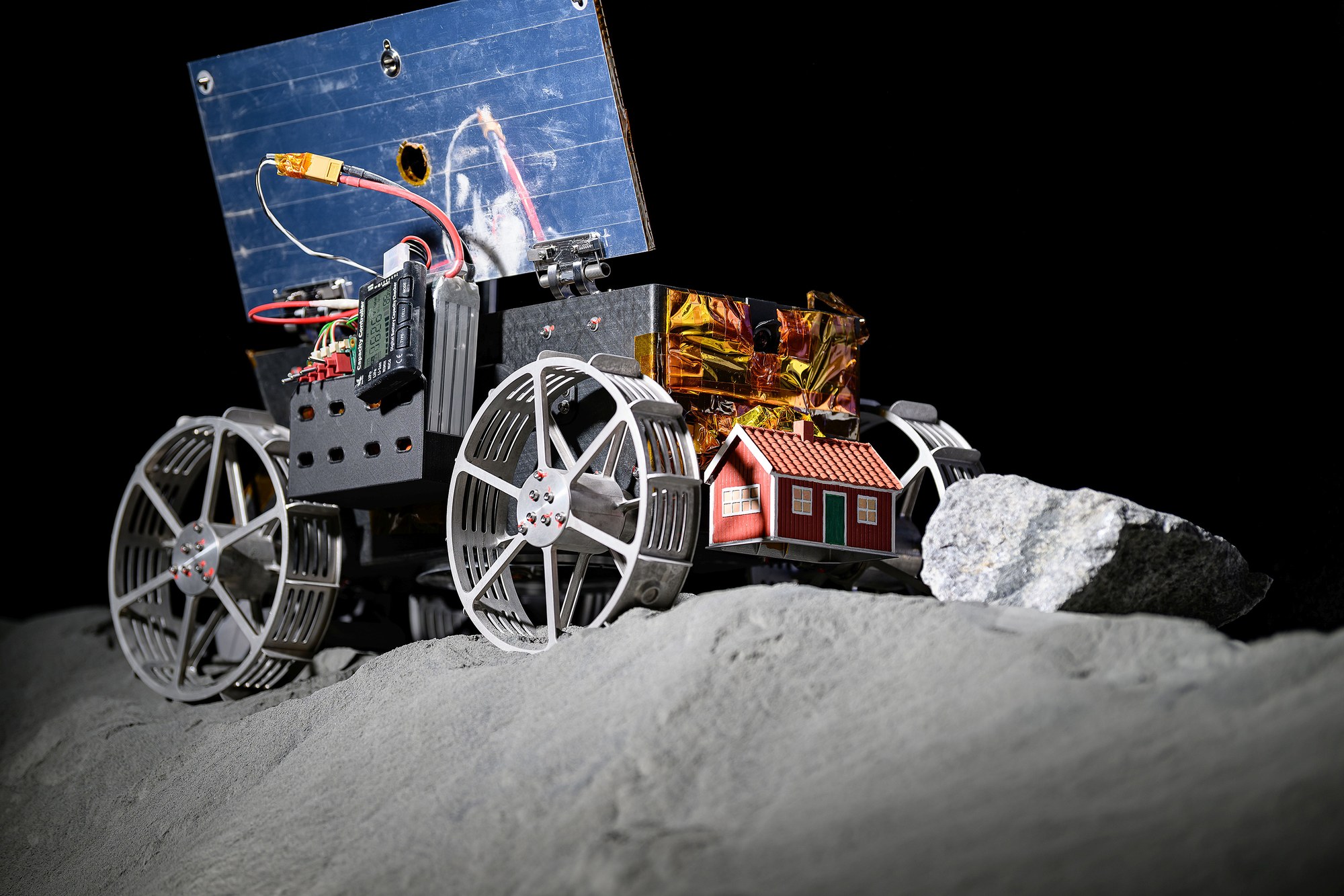 Rover mit Kunstobjekt