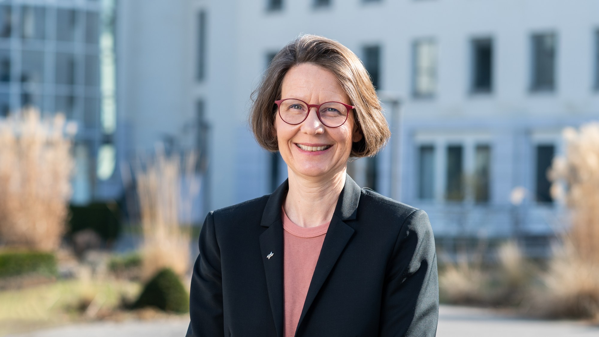 Jeannette Endres-Becker vor dem Gebäude des DLR Projektträgers.