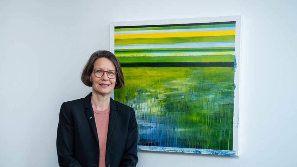 Jeannette Endres-Becker vor einem ihrer Gemälde.
