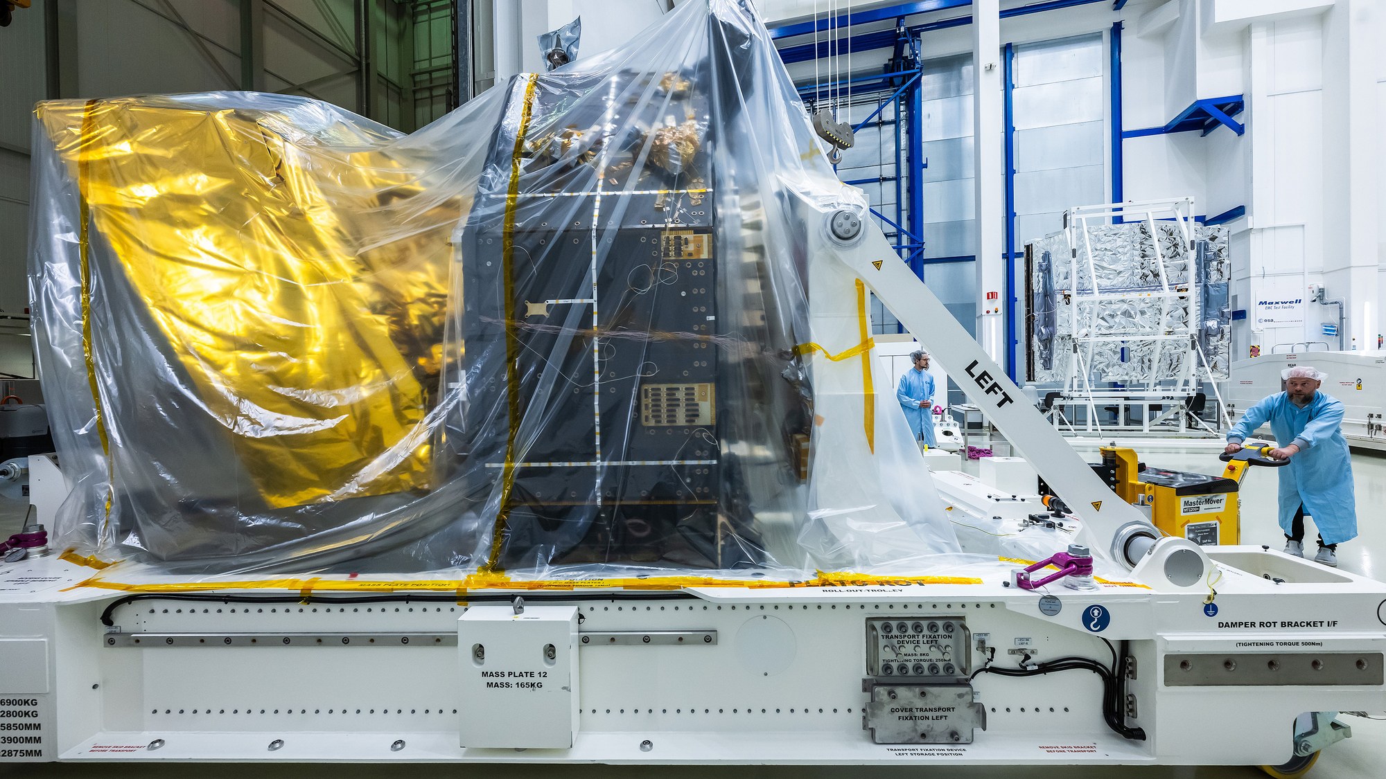 PLATO auf einem Rollwagen mit Schutzfolie