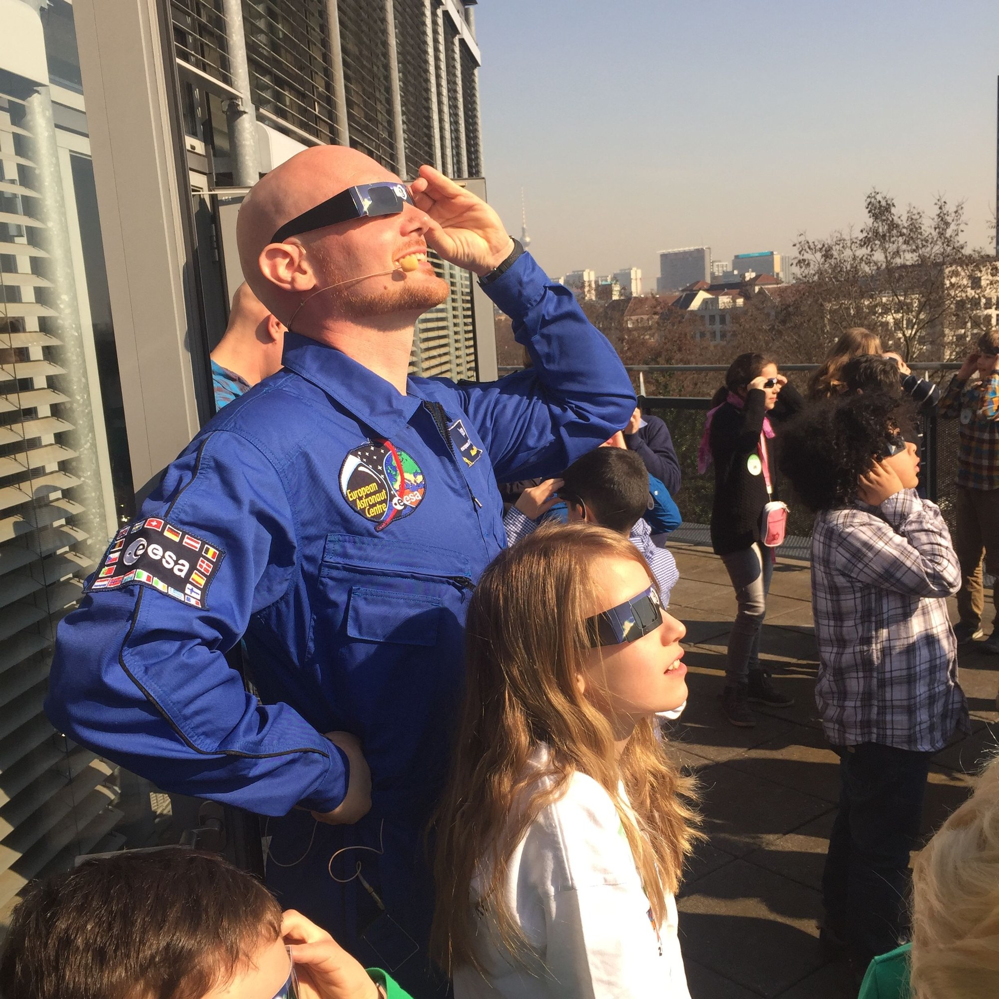 Alexander Gerst betrachtet eine Sonnenfinsternis mit Spezialbrille