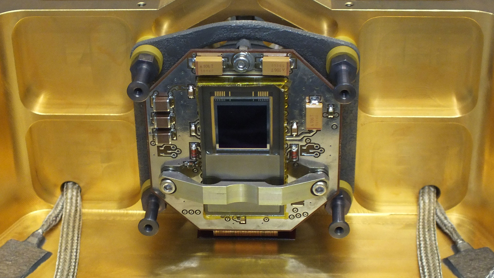 Die Aufnahme zeigt das CCD-Array im Inneren des Fokalebenen-Moduls an Bord des CHEOPS-Weltraumteleskops